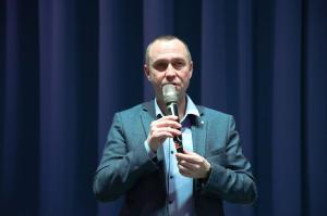 Вместе с юными театралами Воскресенска  Алексей Малкин окунулся в сказку на благотворительном спектакле «Мы едем в Новый год!» в ДШИ «Элегия»