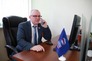 Руководитель фракции Партии поздравил с наступающим 9 Мая ветерана ВОВ