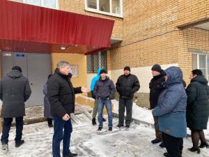 Исполнительный секретарь местного отделения партии «Единая Россия» Андрей Баранов встретился с жителями по улице Энгельса, д.13