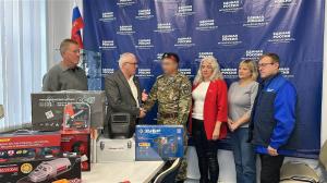 В Воскресенске депутаты фракции «Единая Россия» передали участнику СВО партию гуманитарного груза