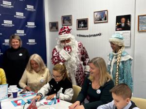 В преддверии Нового года «Единая Россия» открыла «МастЕРскую Деда Мороза» на базе Воскресенской Общественной приемной партии
