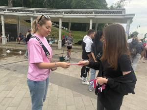 Воскресенские единороссы и молодогвардейцы вручили жителям ленточки с российским триколором