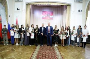 Получение паспорта — это важный этап в жизни каждого подростка, символизирующий начало взросления, ответственности и активного участия в жизни общества