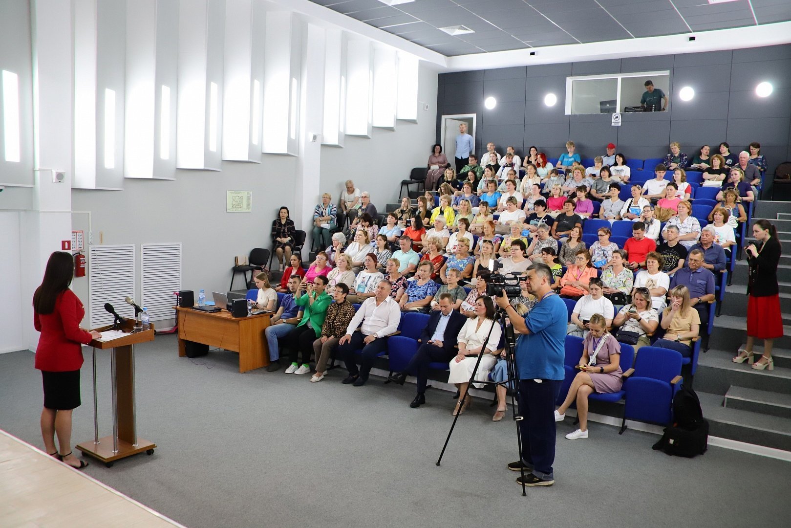 Депутат перед избирателями. Депутат отчитался избирателям. Депутат перед избирателями. Валерий черников депутат. Ответственность депутата перед избирателями.