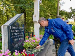 Воскресенские партийцы почтили память узников фашизма и воинов, умерших от ран в госпиталях
