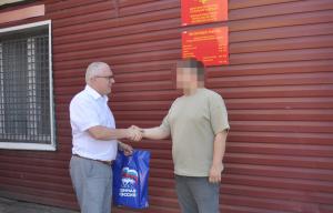 Воскресенские партийцы поздравили участника СВО с наступающим Днем молодежи