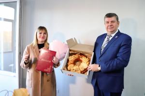 Глава Воскресенска Артур Болотников вручил ключи новоселуГлава Воскресенска Артур Болотников вручил ключи новоселу