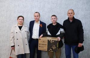 Алексей Малкин поздравил с новосельем и вручил ключи от благоустроенной квартиры Никите Кадейкину