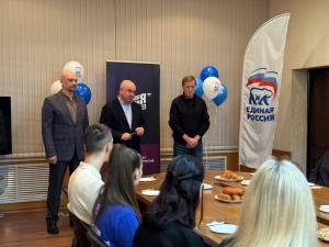 В Воскресенске в честь Дня матери депутаты Совета депутатов совместно с активистами МГЕР поздравили мам молодогвардейцев с праздником