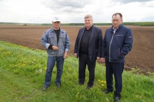 Воскресенские единороссы обсудили ход посевной кампании с руководителем аграрного предприятия