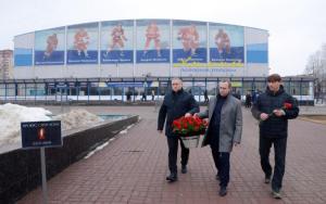 Воскресенцы приносят цветы к стихийному мемориалу и сдают кровь