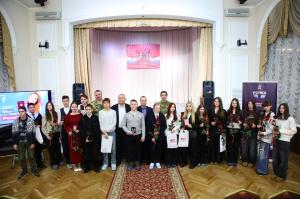 На торжественной церемонии в ДК «Химик» восемнадцати юным воскресенцам вручил их первые паспорта