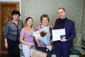Партийцы Воскресенска поздравили ветерана труда с юбилеем