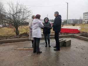 Воскресенский партактив и сторонники «Единой России» проверили ход работ по благоустройству территорий в поселке Хорлово 