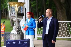 Секретарь местного отделения партии "Единая Россия" Алексей Малкин поздравил хоккеистов 