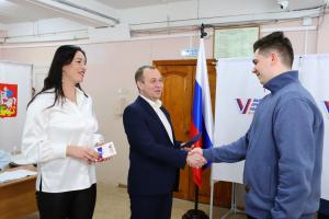 Молодые избиратели активно голосуют в Воскресенске