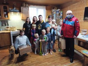 Активисты партии и МГЕР поздравили многодетную маму с Днем матери