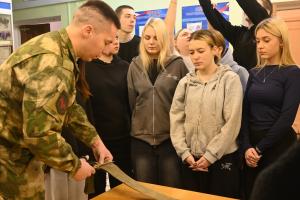 В Воскресенском колледже прошёл мастер-класс по плетению маскировочных сетей