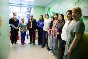 Активисты и сторонники местного отделения партии «Единая Россия» побывали в "Доброй комнате"