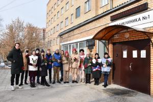 Молодогвардейцы поздравили женщин-медиков