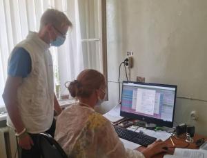 Молодогвардейцы помогают врачам 