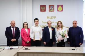 Алексей Малкин сегодня вручил еще два жилищных сертификата Максиму Захарову и Кристине Головкиной