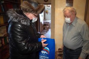 Воскресенские волонтеры продолжают доставлять продукты и лекарства 