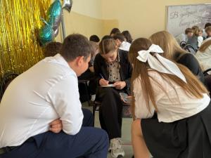 Активисты местного отделения «Молодой Гвардии» и сторонники партии "Единая Россия" организовали серию квизов и кейс-сессий для учащихся школ