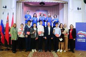 Алексей Малкин вручил первые паспорта юным воскресенцам 