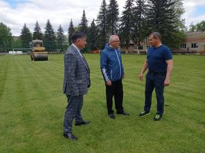 Подготовка футбольного поля к местному чемпионату по футболу