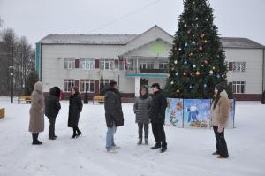 Воскресенские депутаты и сторонники «Единой России» проверили благоустроенную площадь в деревне Ратчино