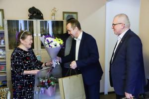 Единороссы Воскресенска поздравили с юбилеем ветерана труда
