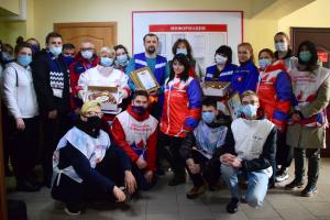 Воскресенские единороссы поздравили сотрудников скорой помощи